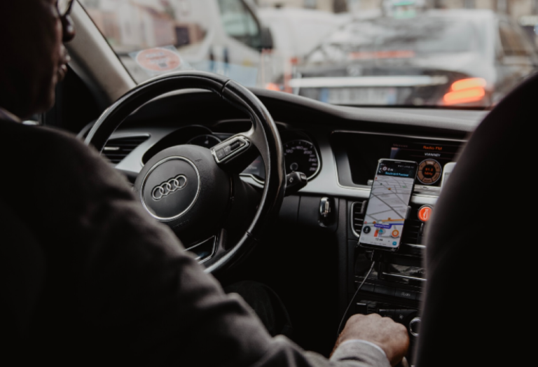 Kierowca współpracujący z Gocab jako parnera rozliczeniowego Uber, Bolt Free Now wykonuje usługe transportu na wybrany adres.