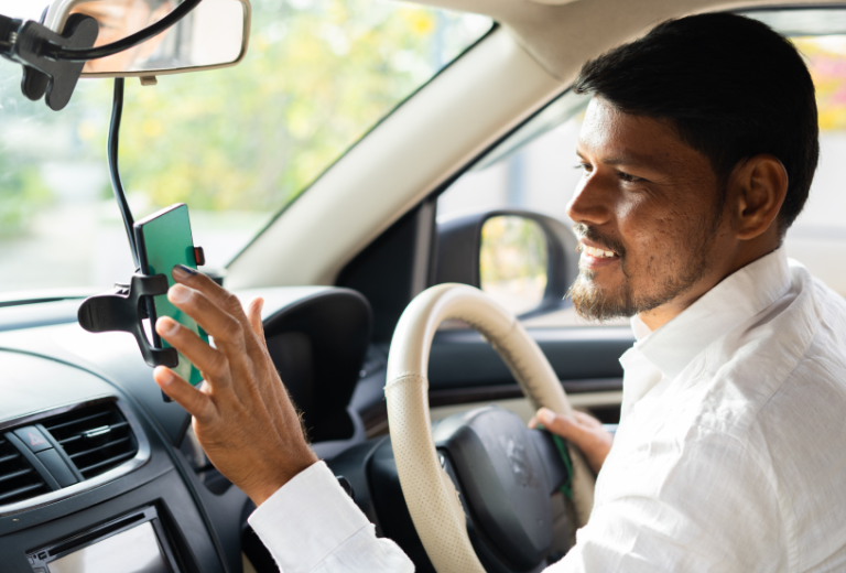 Kierowca zatrudniony upartnera flotowego Uber, Free Now, Bolt szuka adresu w nawigacji